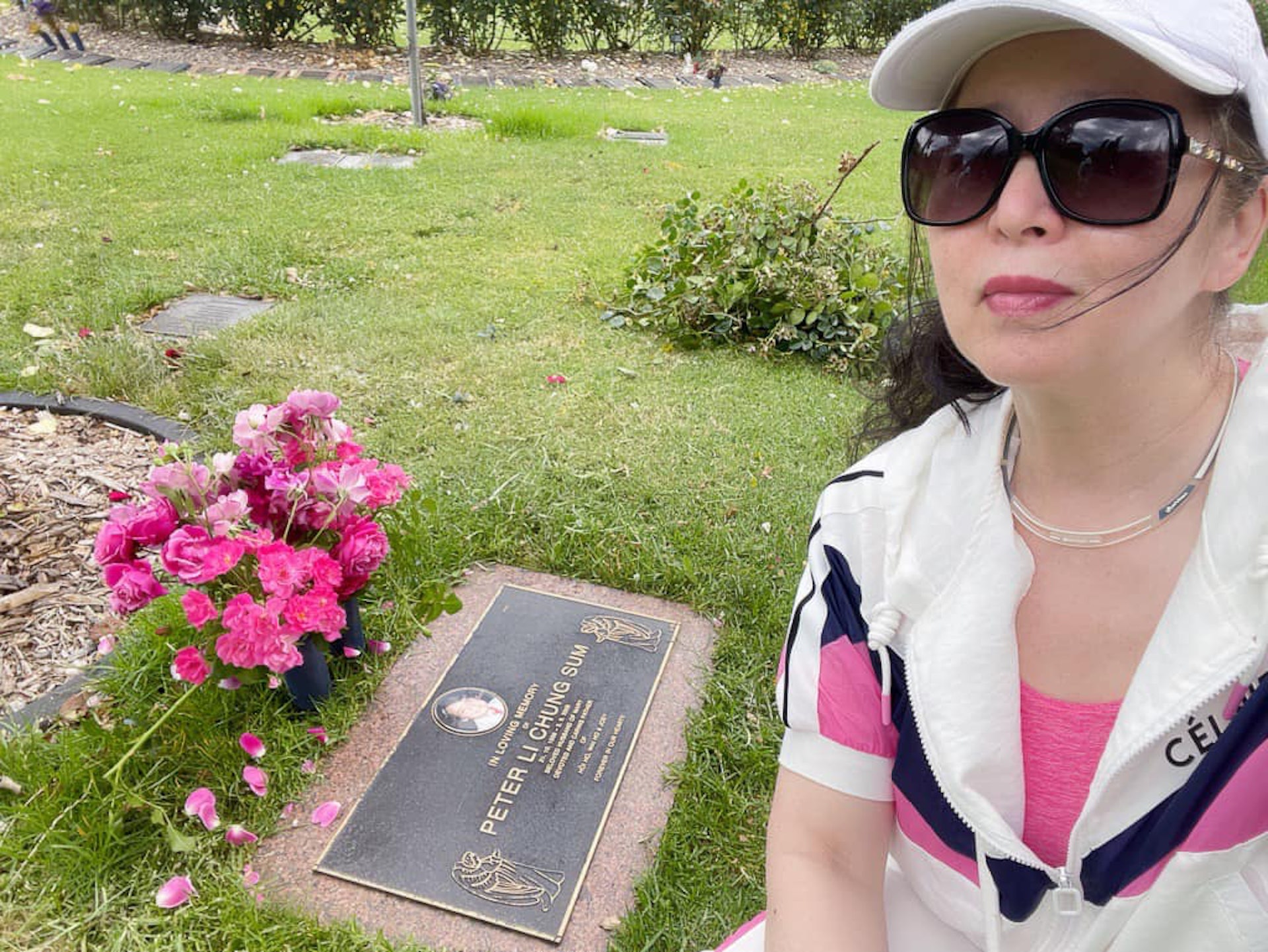 近日張瑪莉在社交平台分享多張在前夫墓前拜祭的照片。