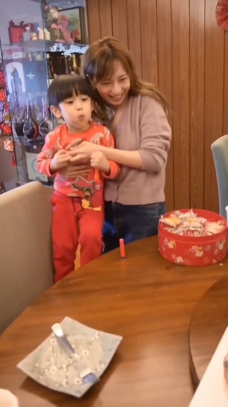 龔嘉欣很喜歡小朋喔與。