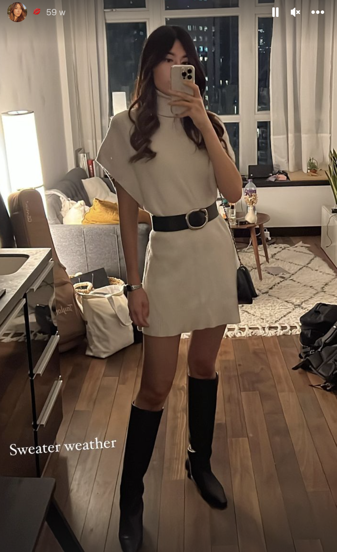 近年鄧瓊芝更涉足model界,她高䠷的身形,加上42吋長腿,星味十足。