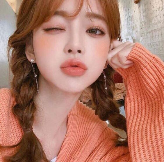 除了平時勤搽潤唇膏外，睡前一定要「厚敷」嘴唇才能達到深層滋潤的效果。