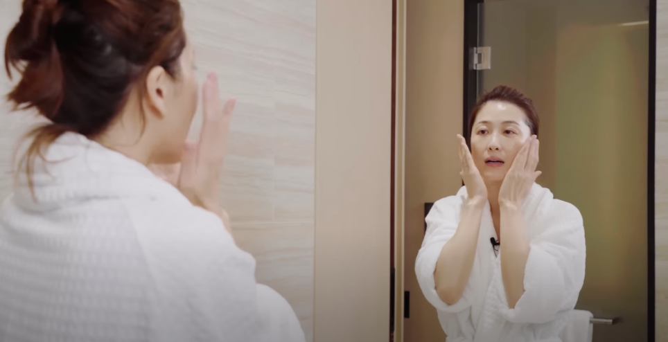 平時的普通洗面只能去除肌膚表層角質,使用洗面機便能有效清潔毛孔深層污垢,從而令到保養品有效吸收。