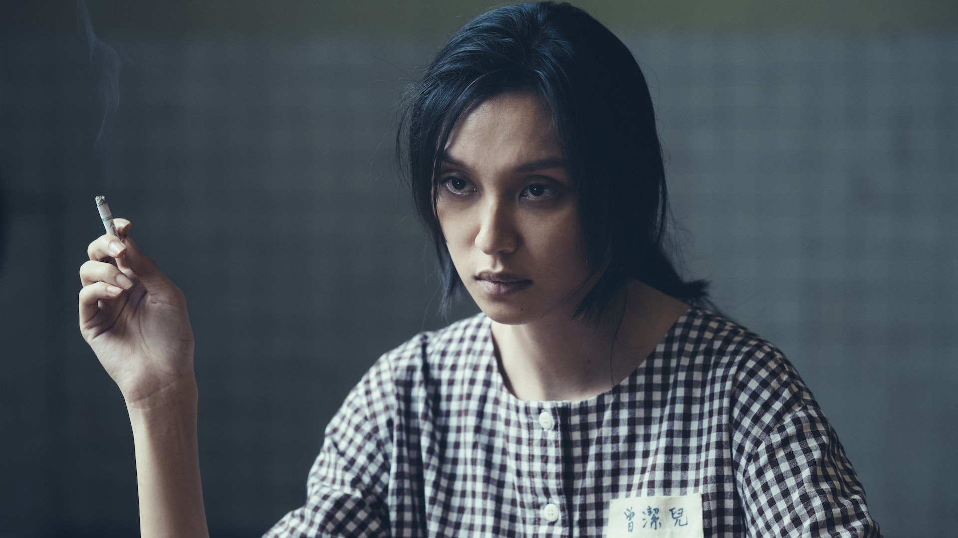 王丹妮刻意化上黑眼圈,她的手指、腳趾都填上啡色的骯髒物。