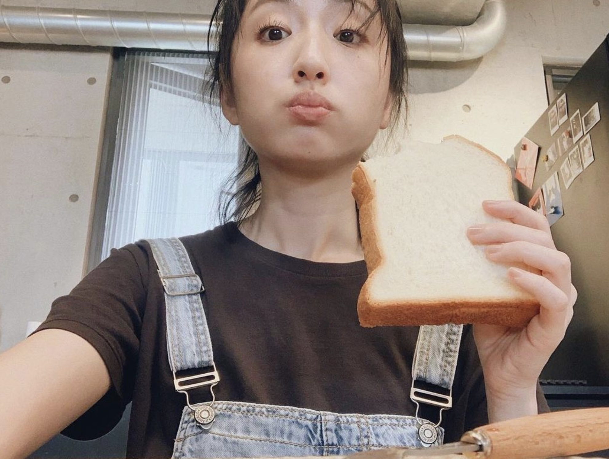 現年38歲的女主角柯佳嬿再次穿上高中生的校服,但依舊滿滿的清純感。