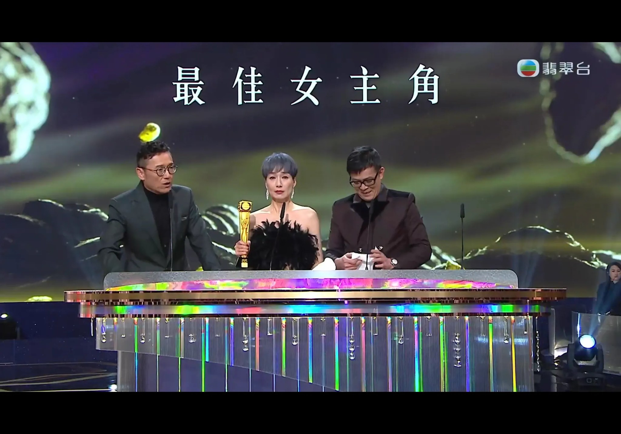 由三哥苗僑偉及黃日華頒發獎項，江美儀提到「我以為自己唔係親生女，無機會攞獎㗎！」