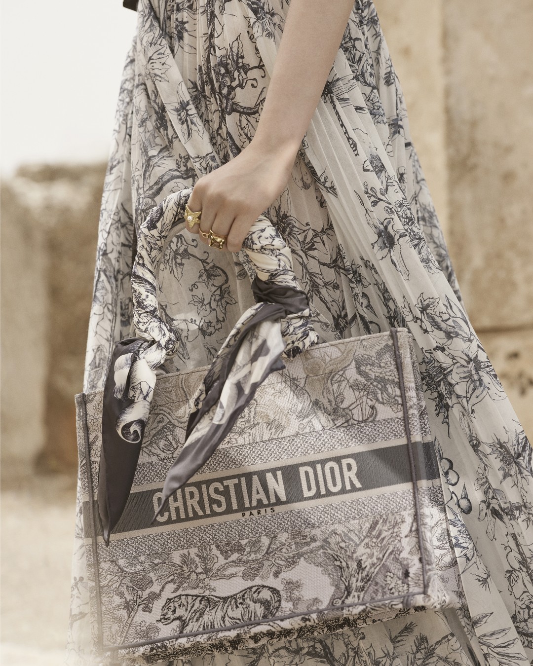 值得一提的是,這款刺繡帆布包採用全手工製作,推出後立刻成為了時尚明星們的寵兒,喜愛休閒風格的女生們快點入手吧!