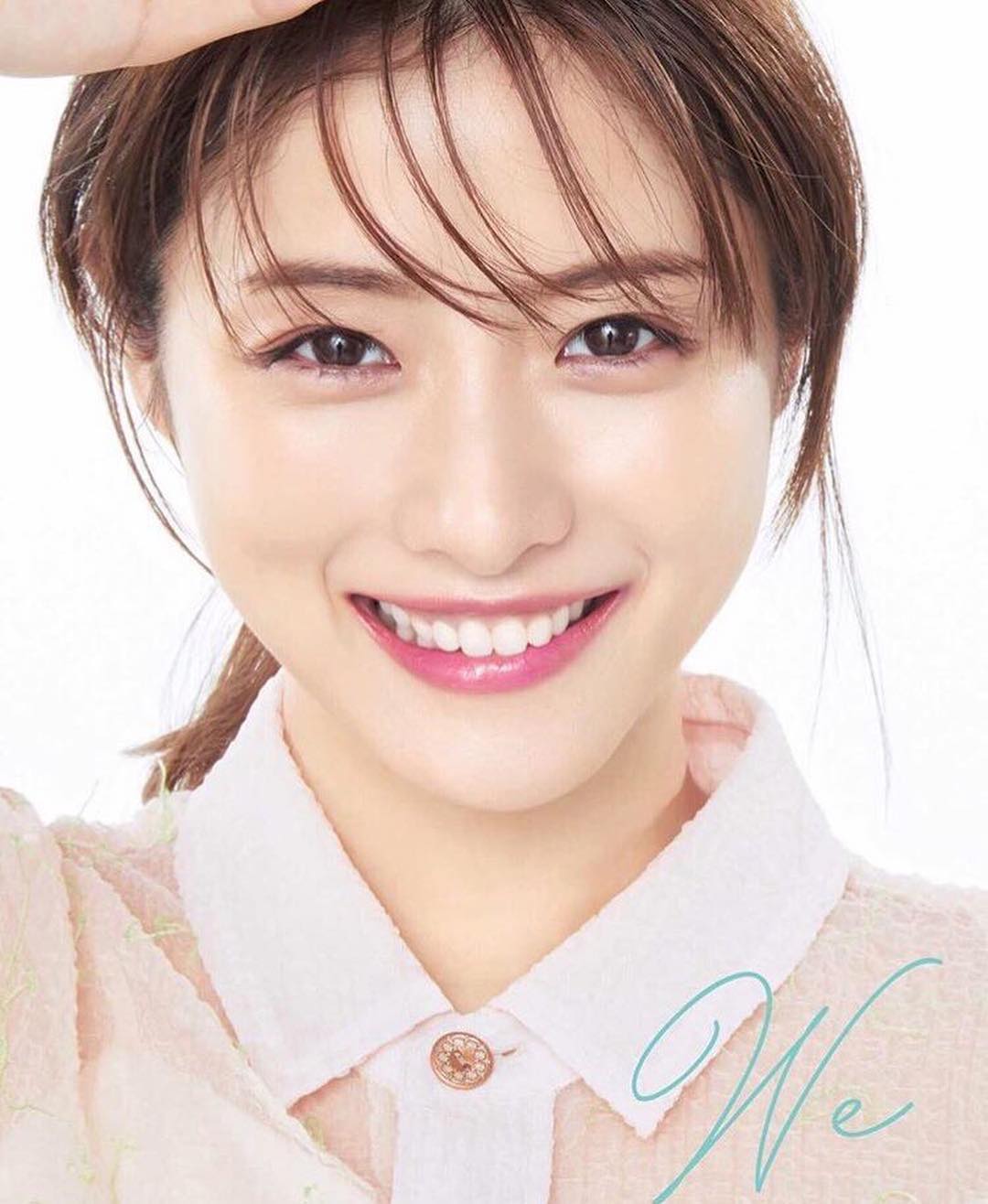 日系感的透明妝容,以自然的裸妝感為主,配上粉嫩的雙頰及水潤的雙唇,就像偽素顏一樣,看起來非常自然。