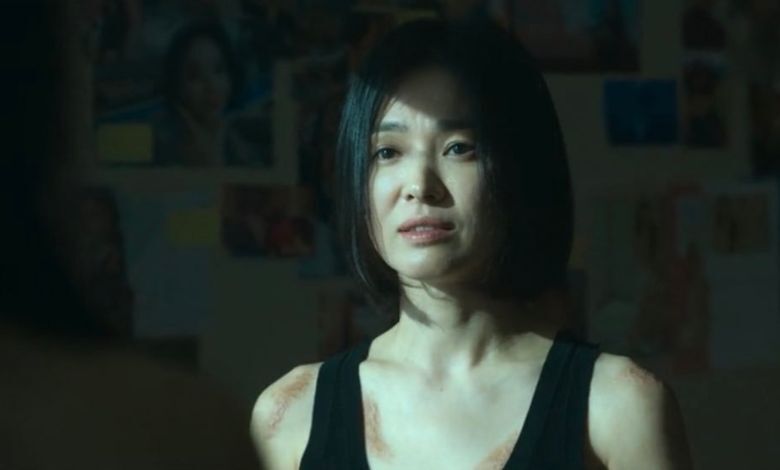 劇中有一幕是她在男主李到晛面前脫下衣服，僅剩下內衣褲，展示身上的傷疤。