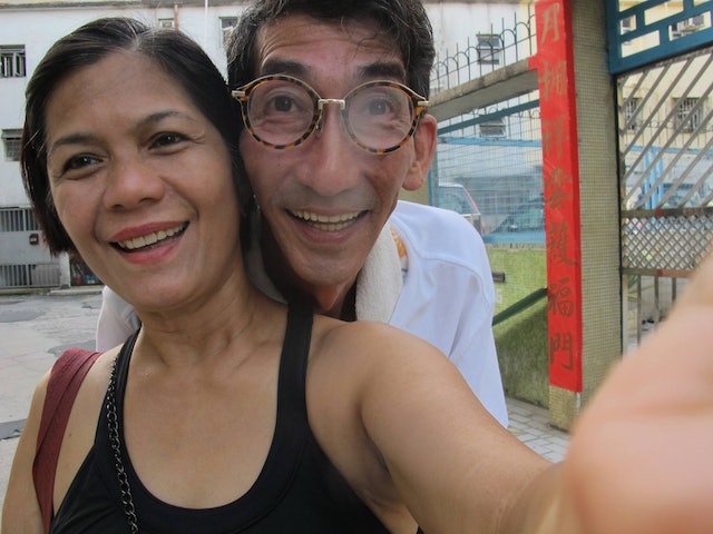 在事業和感情的雙重打擊下，幸好身邊的菲律賓籍家傭Inday對他不離不棄。