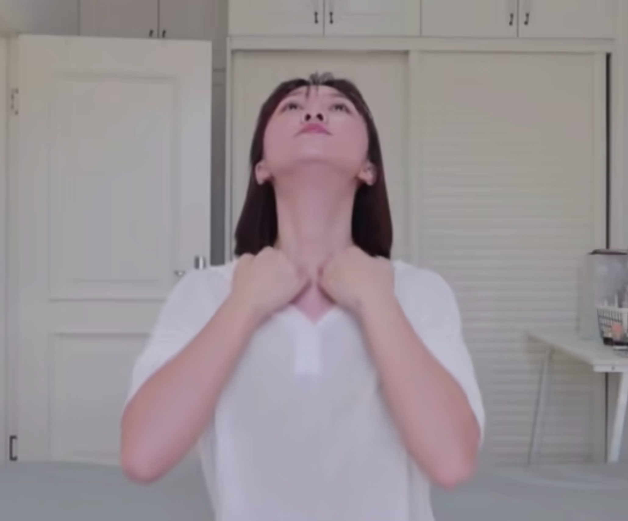 重複來回抬頭以拉伸頸部線條。