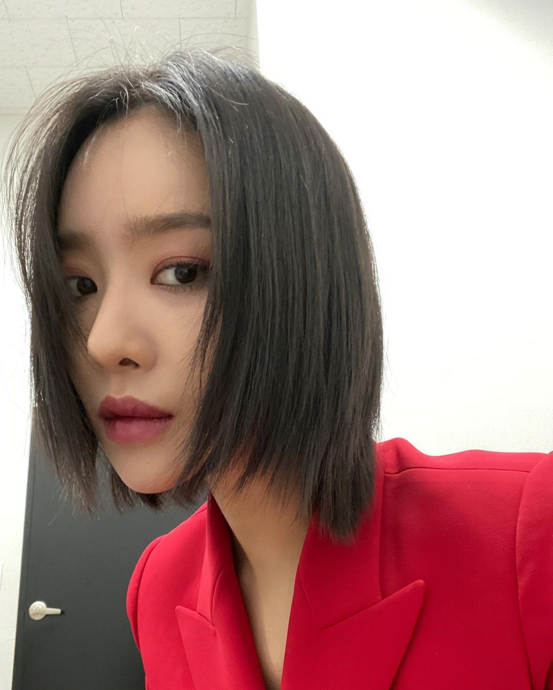 車珠英飾演給予李準基第二次人生的陰間使者,劇中她以一身紅衣及紅唇造型出現,氣場十足。