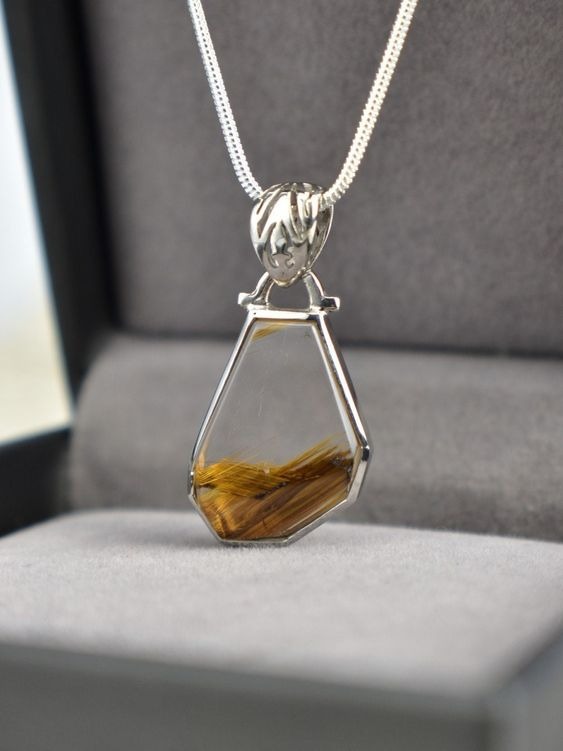 金鈦晶有招貴人、逢凶化吉的功效。