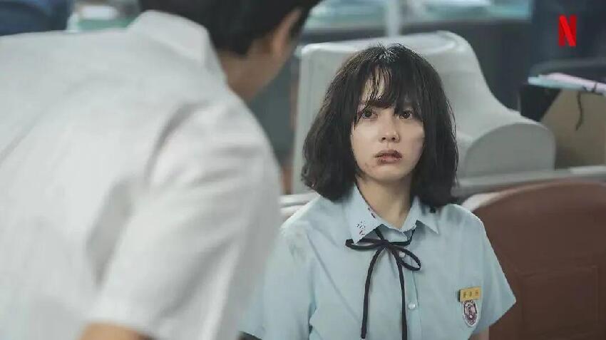 高中時期的「文同珢」被「霸凌五人幫」欺淩。