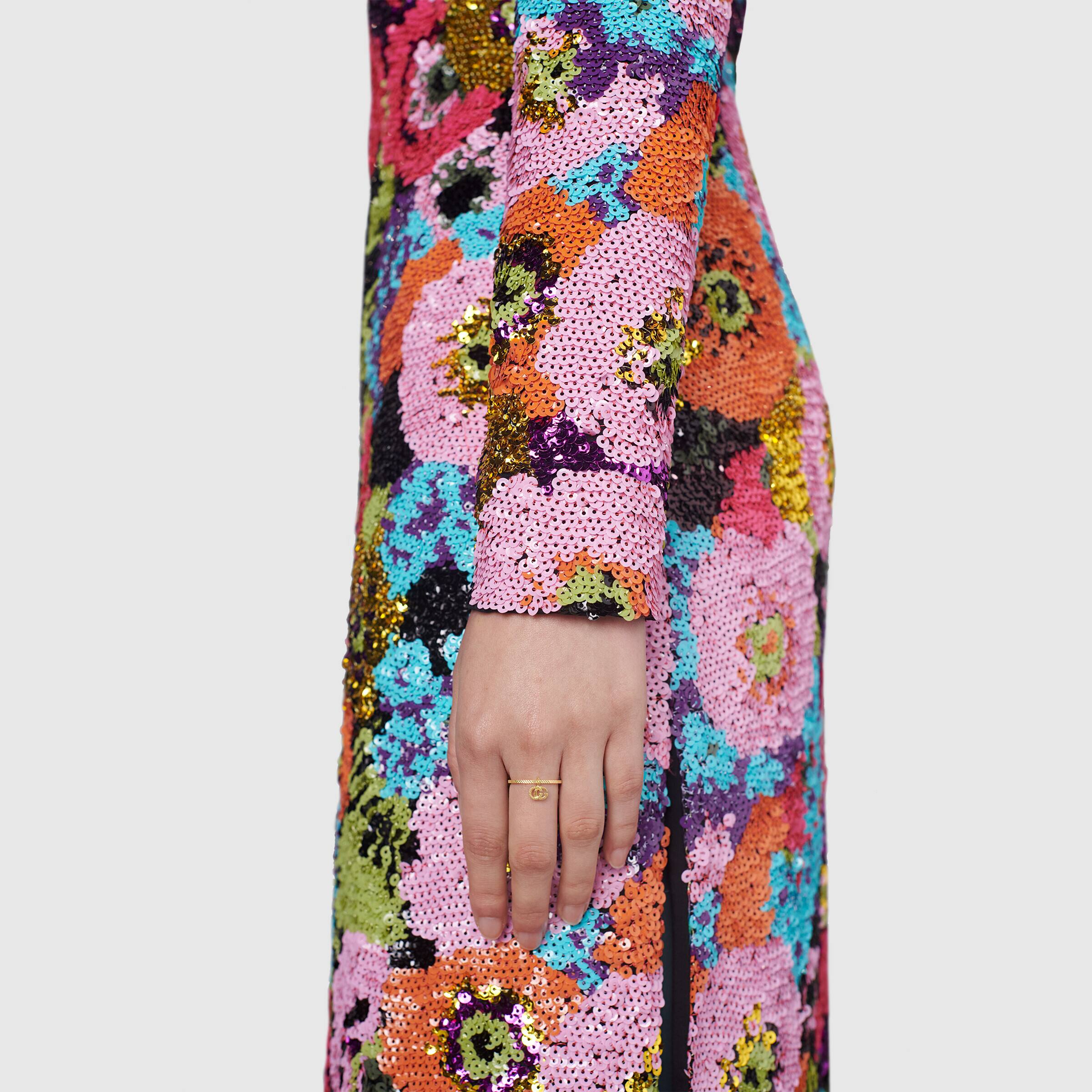 採用18K金製成的Gucci小吊飾戒指