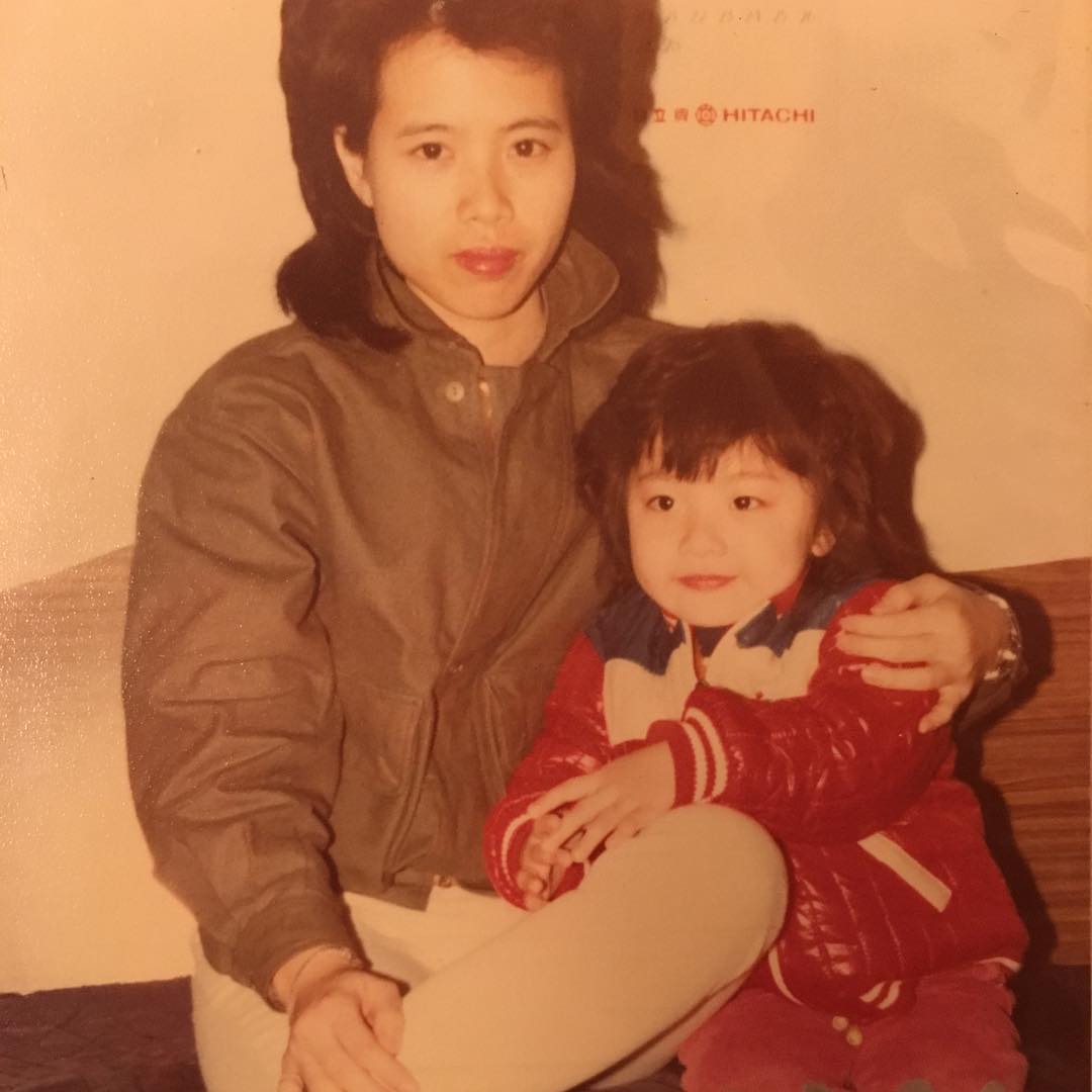 甘比陳凱韻小時候與母親合照