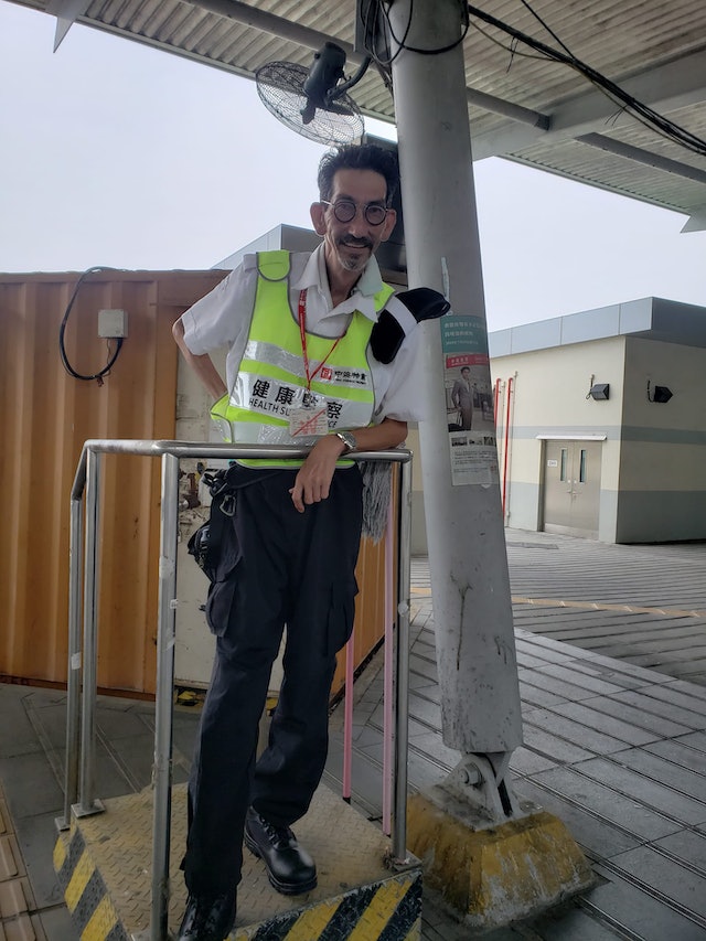 離巢後，為求生計的他曾任職保安、雜工、地盤工等。