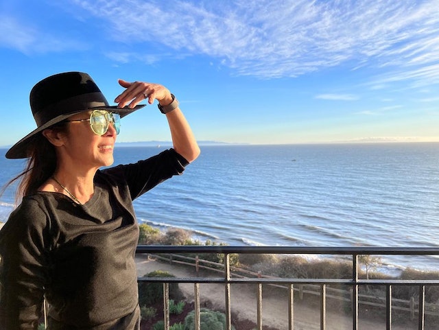 可惜苦練舞蹈時導致脊椎受傷，不得不終止舞蹈生涯。