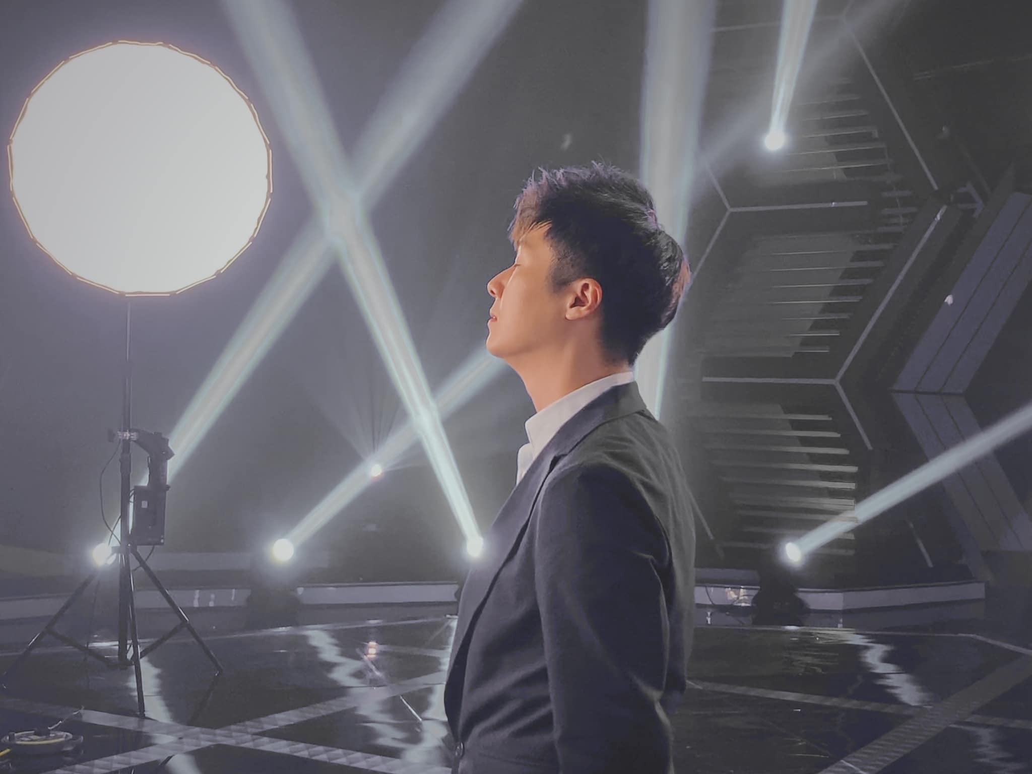 周奕瑋第一次主持大局，表現淡定，令一眾網民大讚他表現毫不遜色。