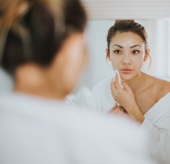 你知道什麼是黑頭嗎?黑頭就是皮膚毛孔,裡面有一個毛囊和一個皮脂腺