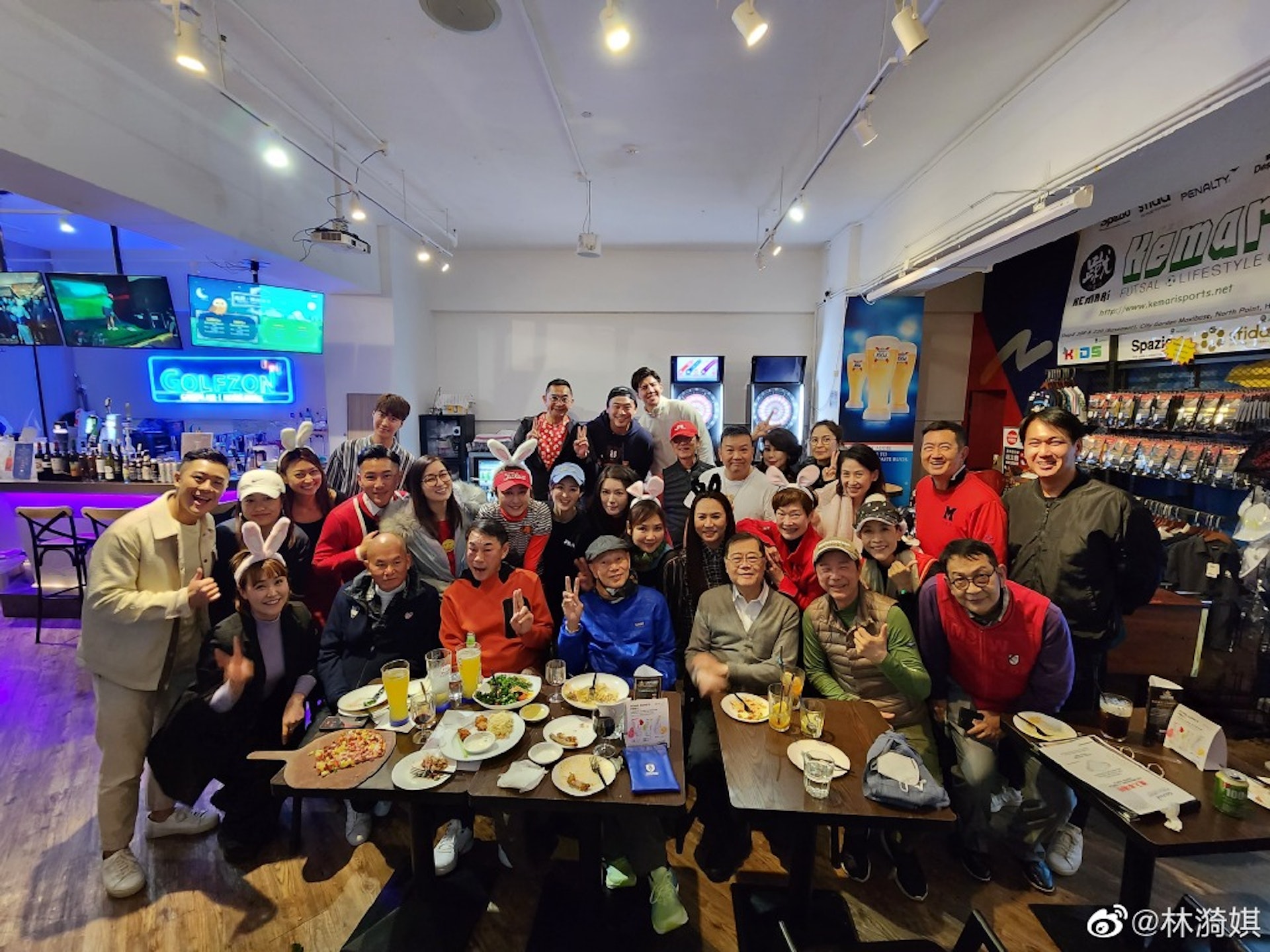 邵美琪與一班香港藝人高爾夫協會食團年飯。