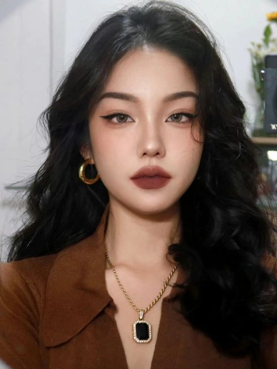 在新年聚會上，若是塗大紅唇或者芭比粉唇妝未免顯得過於隆重。