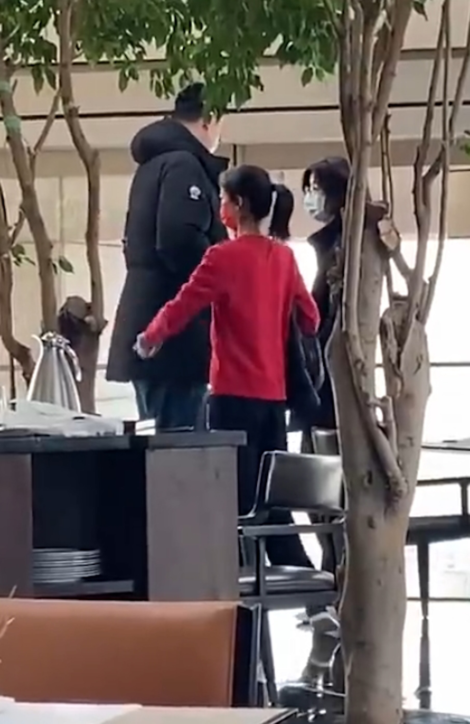 姚沁蕾身型纖瘦、四肢細長。