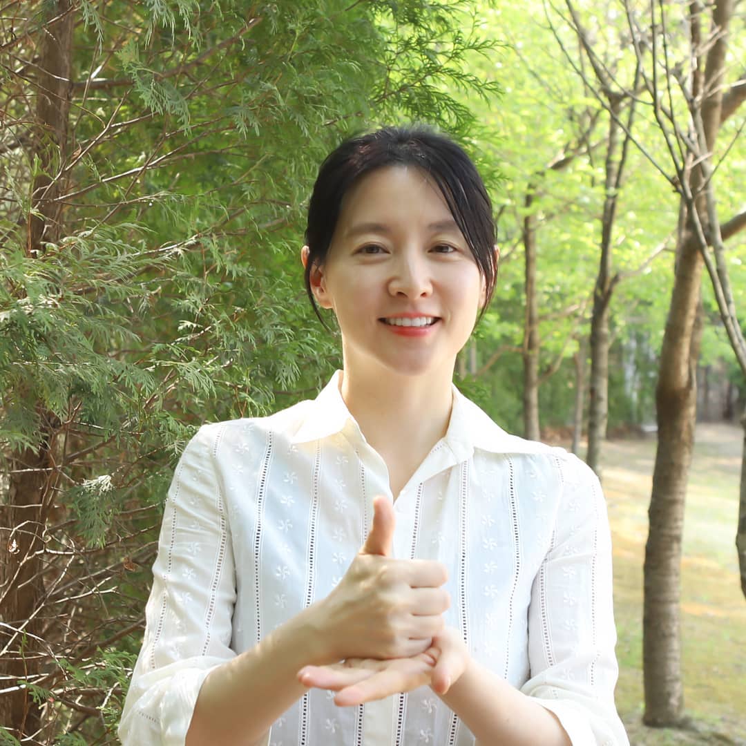 為了孩子及自己的健康,李英愛便自創了保養品牌「Lyanature」並運用天然植萃打造溫和的嬰兒與孕婦保養品。