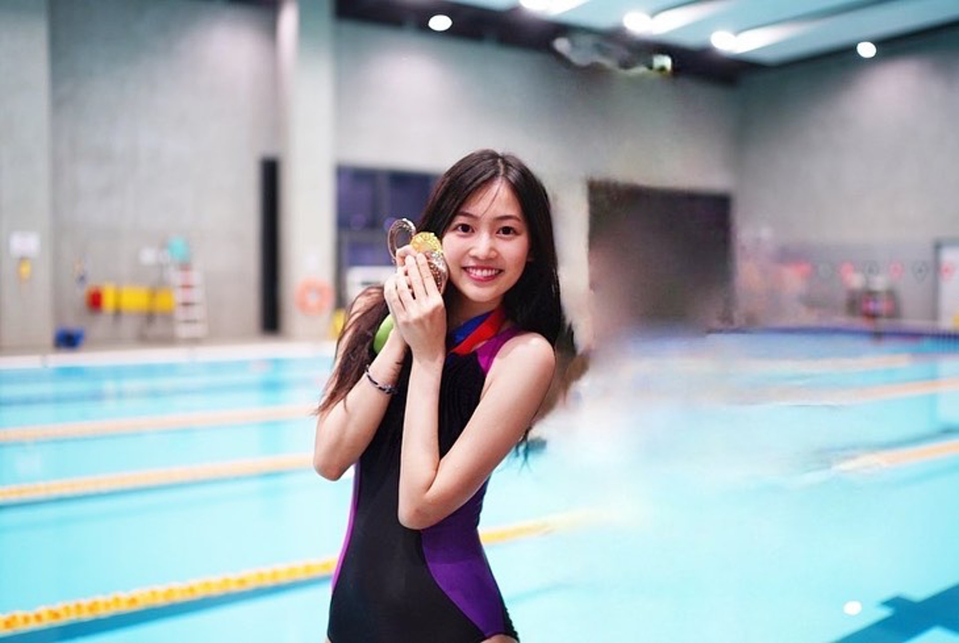 外形甜美可人的她原來也是一名游泳健將