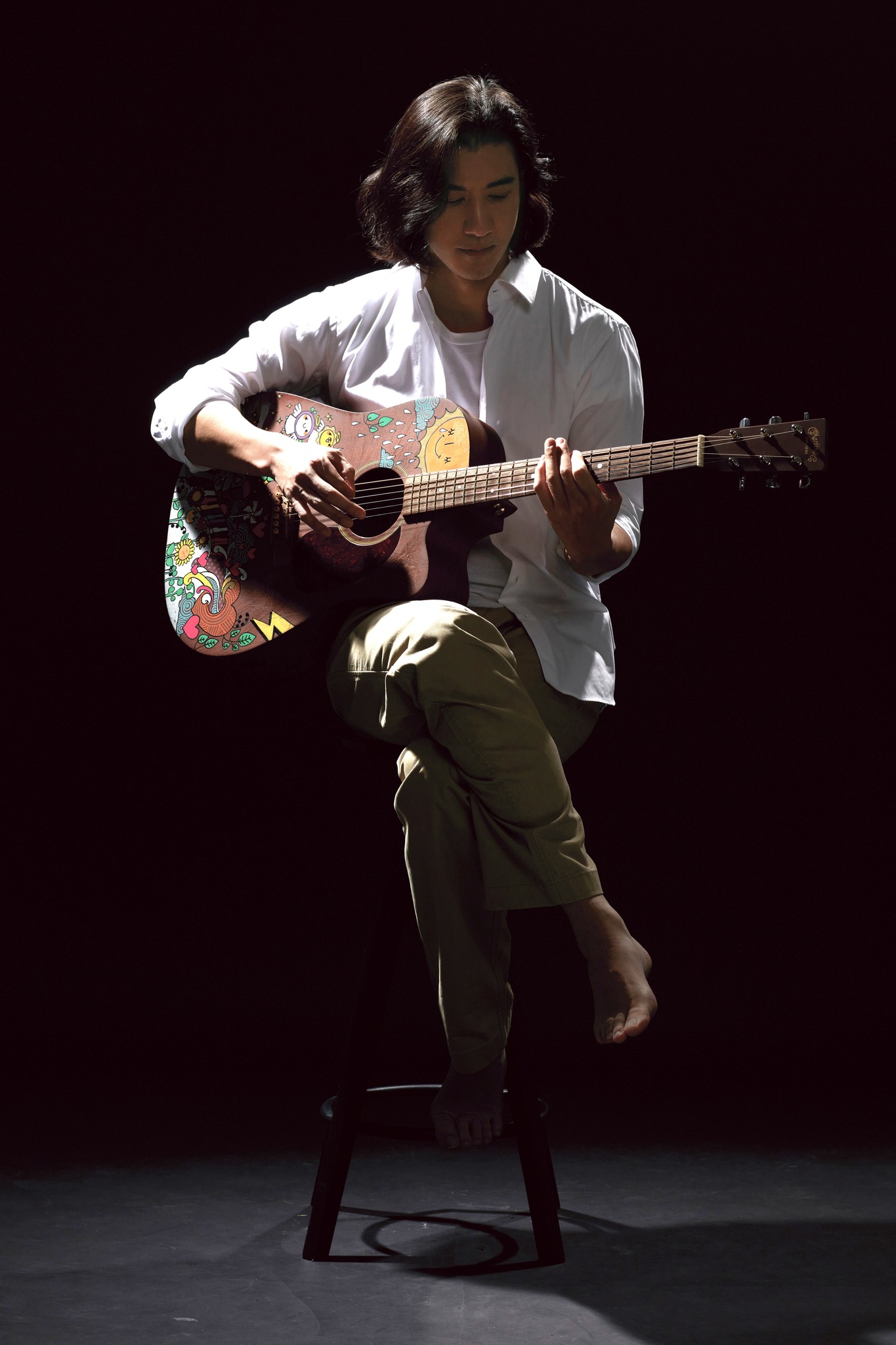 王力宏彈新歌時被攝影師拍下