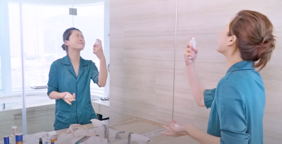 周勵淇透露每日早上洗完面後,會用礦泉噴霧在臉上輕輕噴一層。