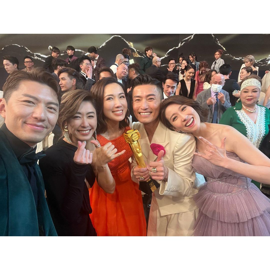 李施嬅慶祝陳山聰奪視帝!