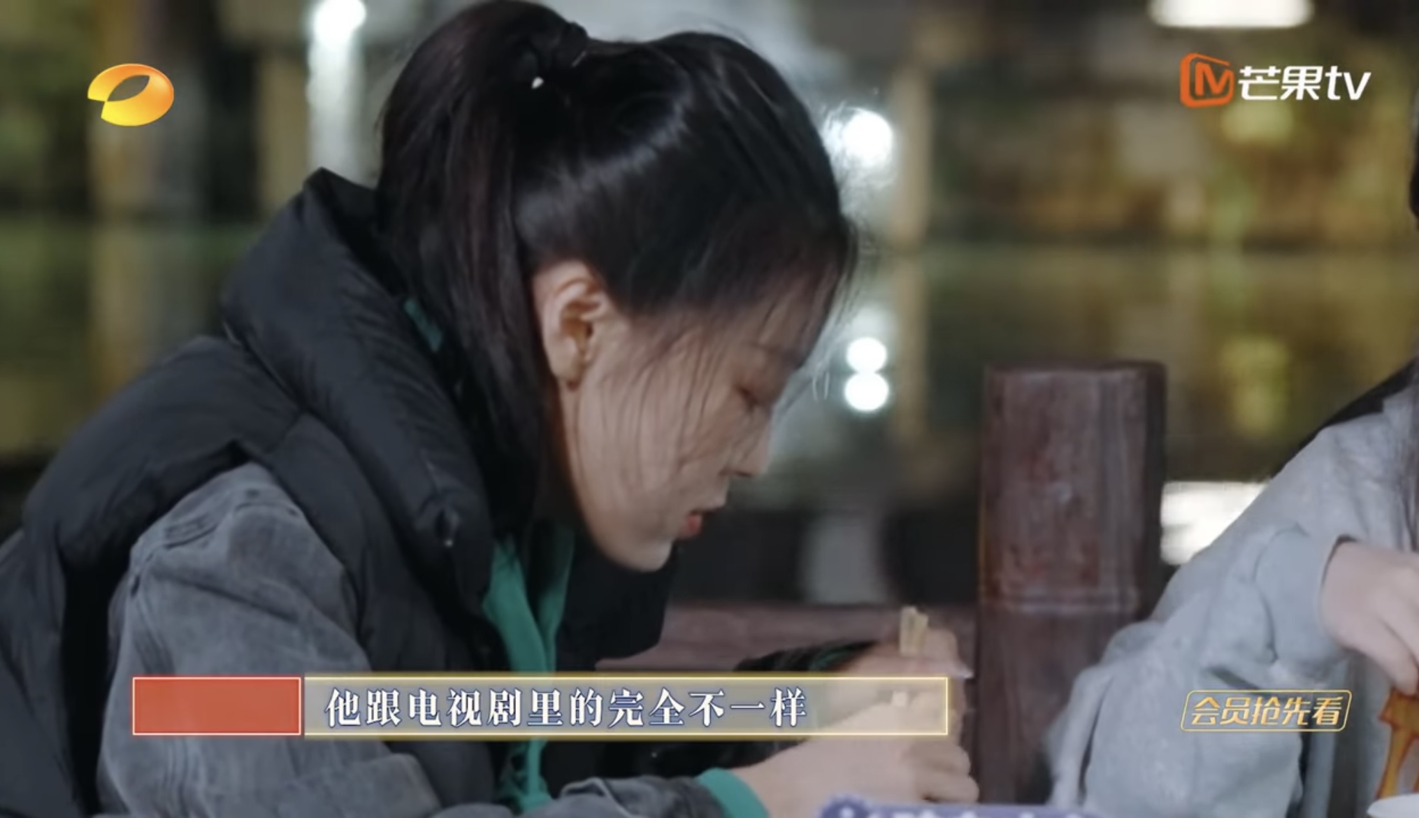 吳卓羲負責做服務員上菜並接待客人,只見他進進出出忙得不可開交。