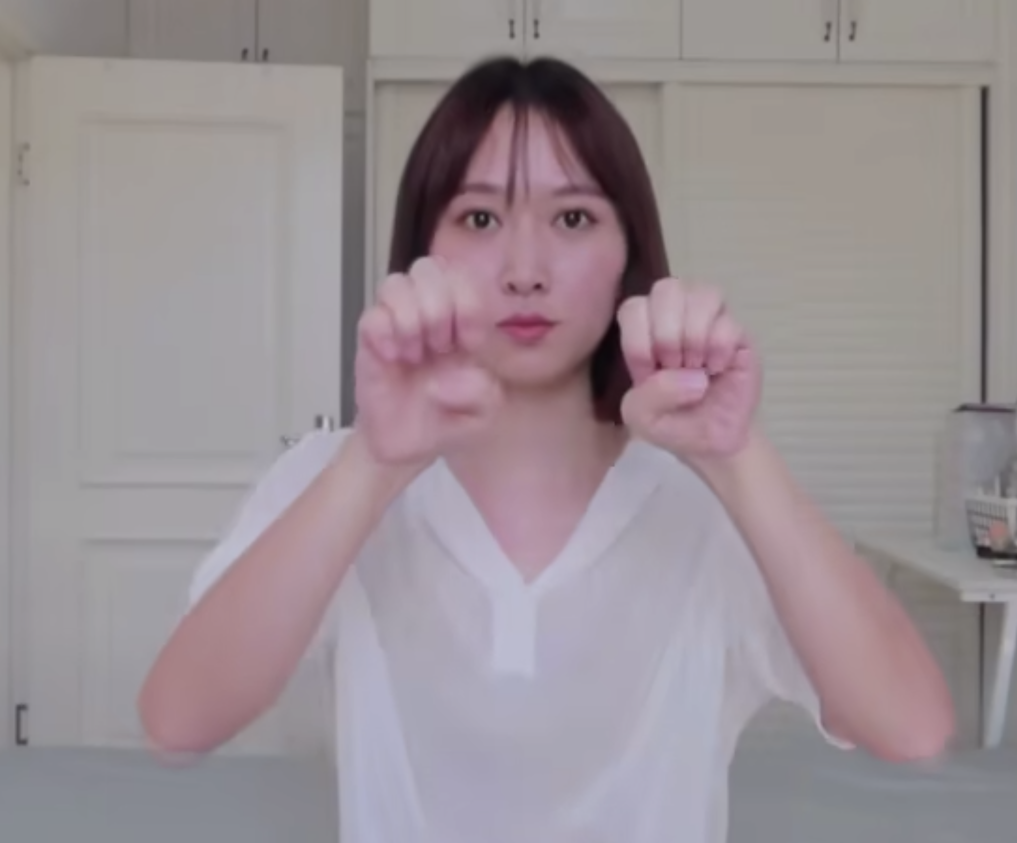 先在手指上抹點乳液,然後把雙手握成拳頭。