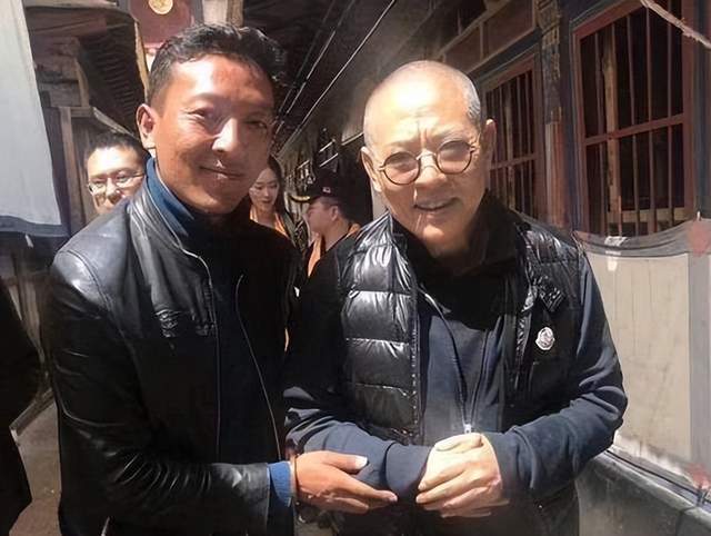 李連杰於4年前去拉薩大昭寺朝聖,被人影到當時的他需要人攙扶著慢慢走入寺廟。