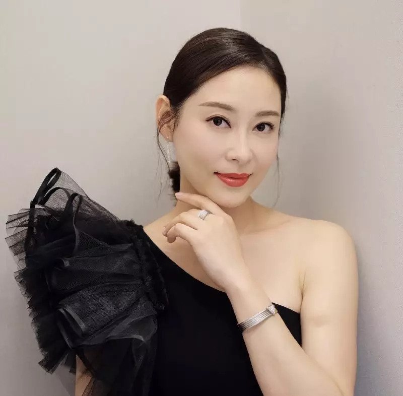 不少網民大讚楊卓娜有女人味,尤其是眼神,有一股會吸人入去的魅力。