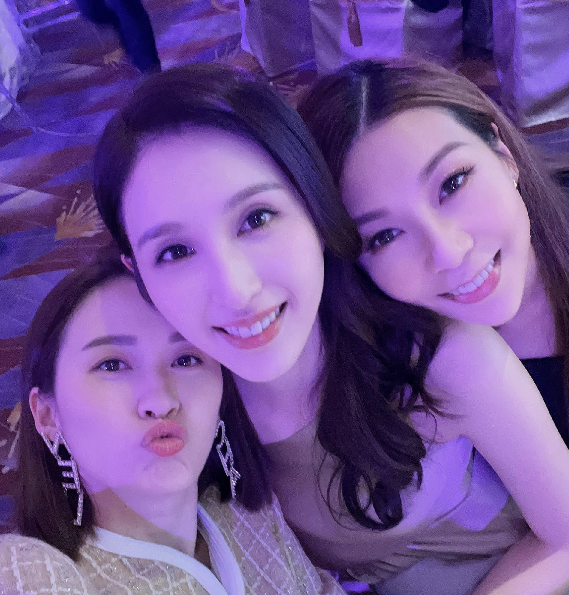 妹妹何天兒也有盛裝出席