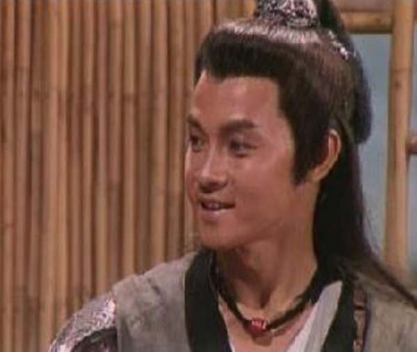 生活艱難的他中二便出來打工幫補家計,在華仁書院半工讀至中學畢業。