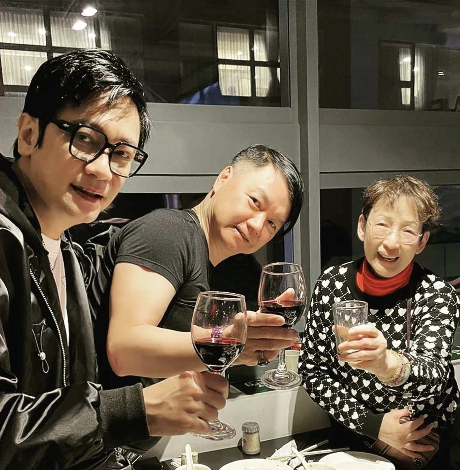 馮素波早前在更IG貼出相約羅嘉良和艾威食團年飯的合照
