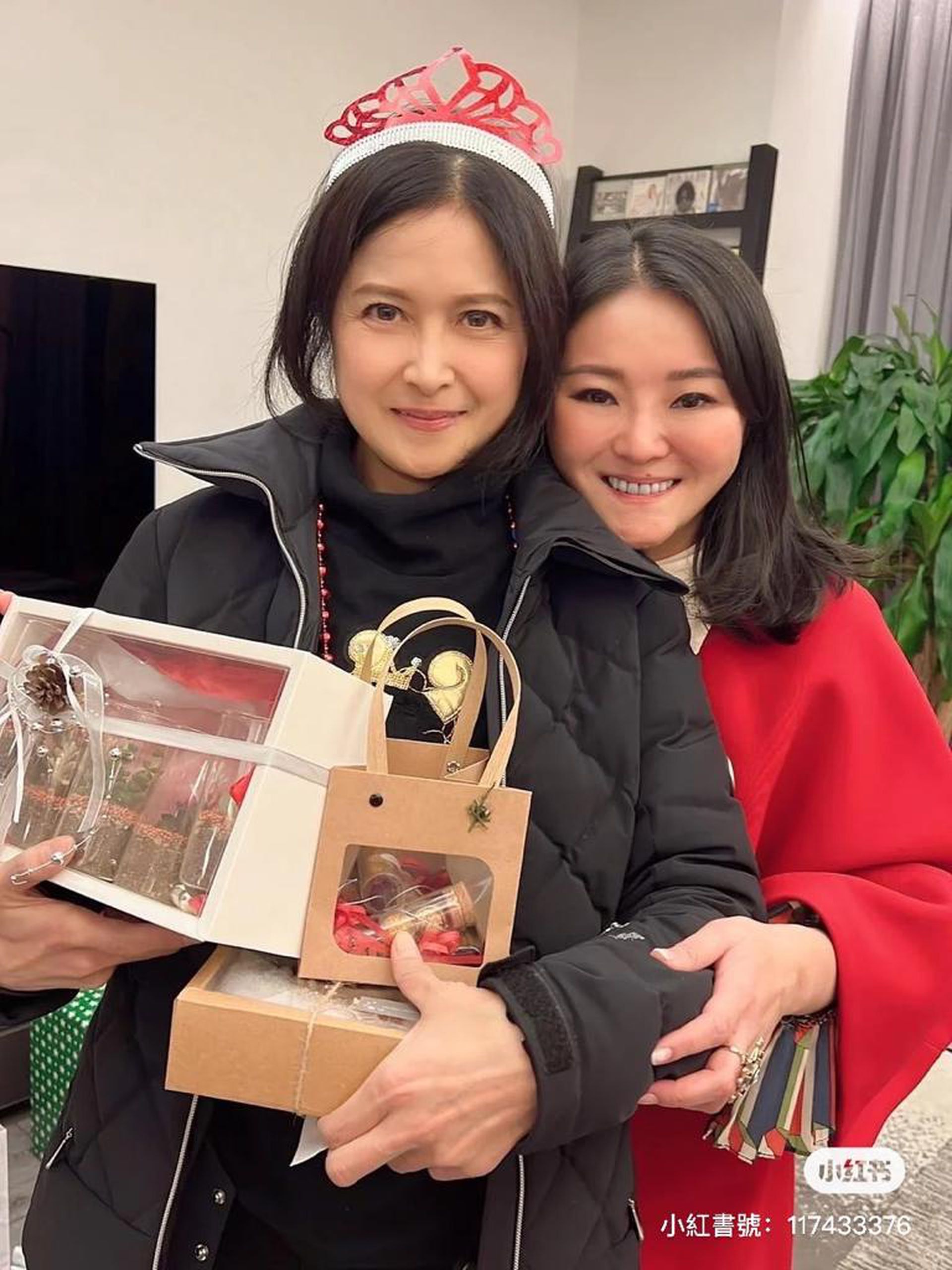 邵美琪出席朋友的聖誕節聚會。