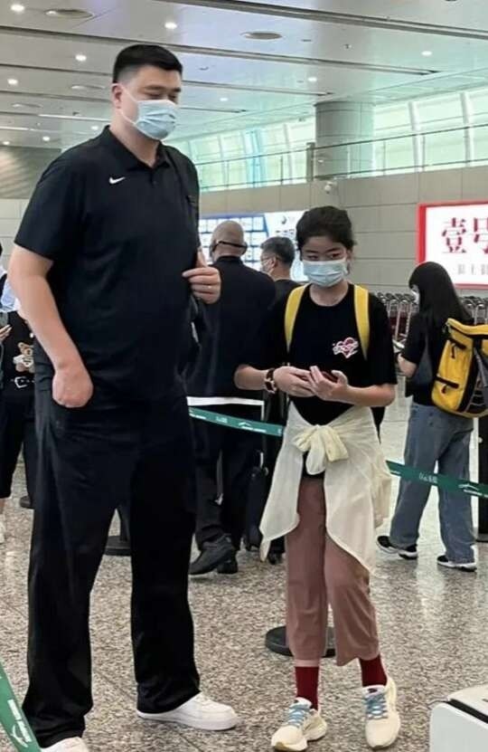姚明與女兒在機場做核酸檢測,當時目測姚沁蕾身高大約180cm,頭差不多在姚明的肩膀。