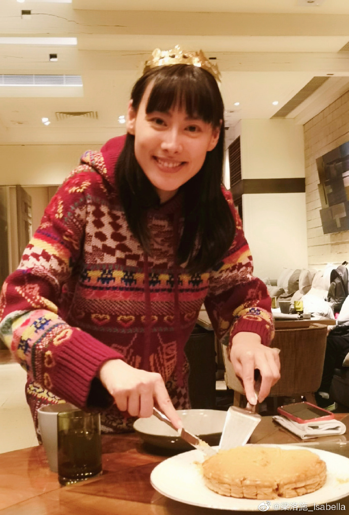 如今梁洛施給人一種清麗脫俗的感覺