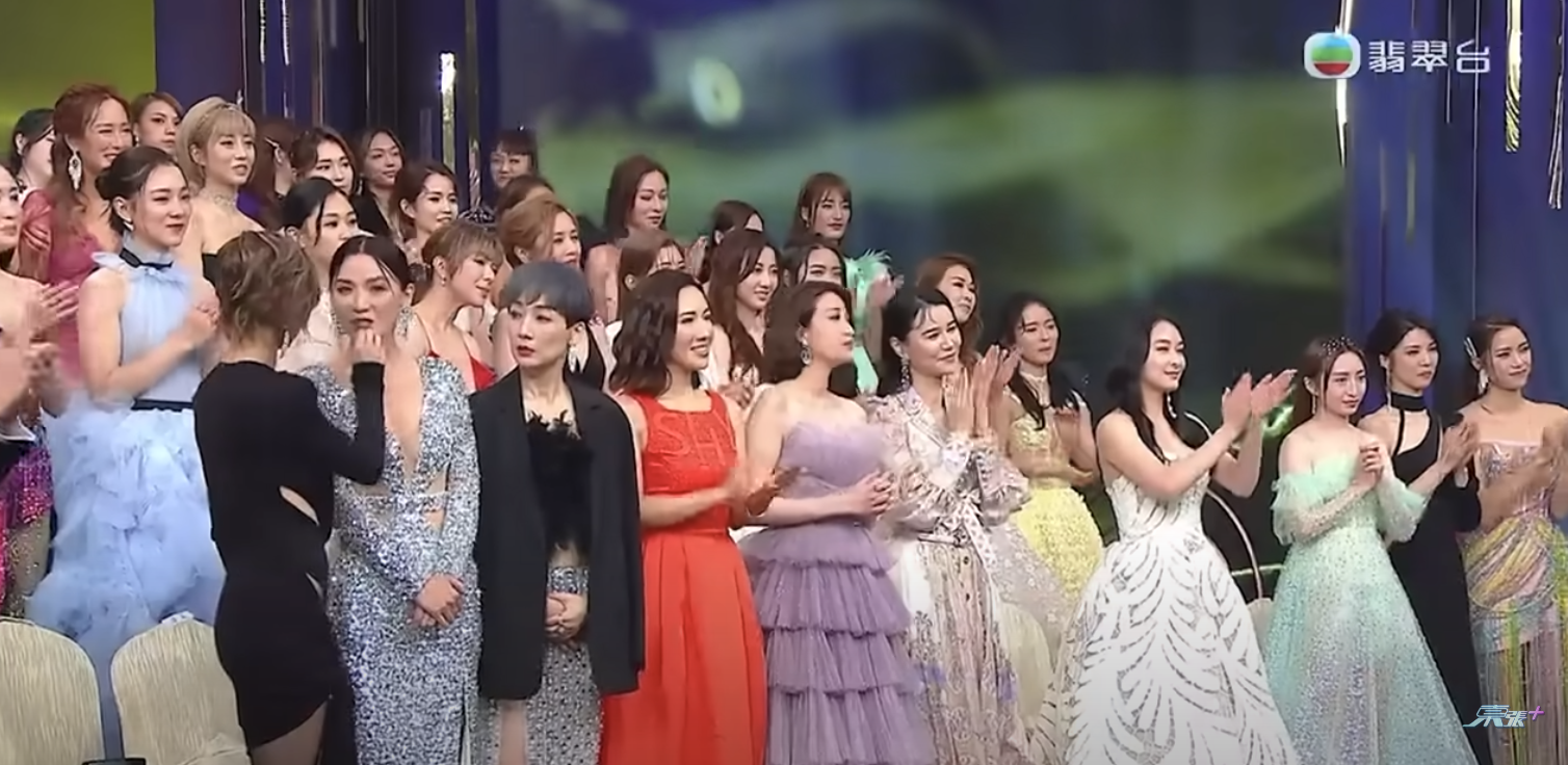 剛巧與胡定欣為陳煒整理妝容才放下雙手。