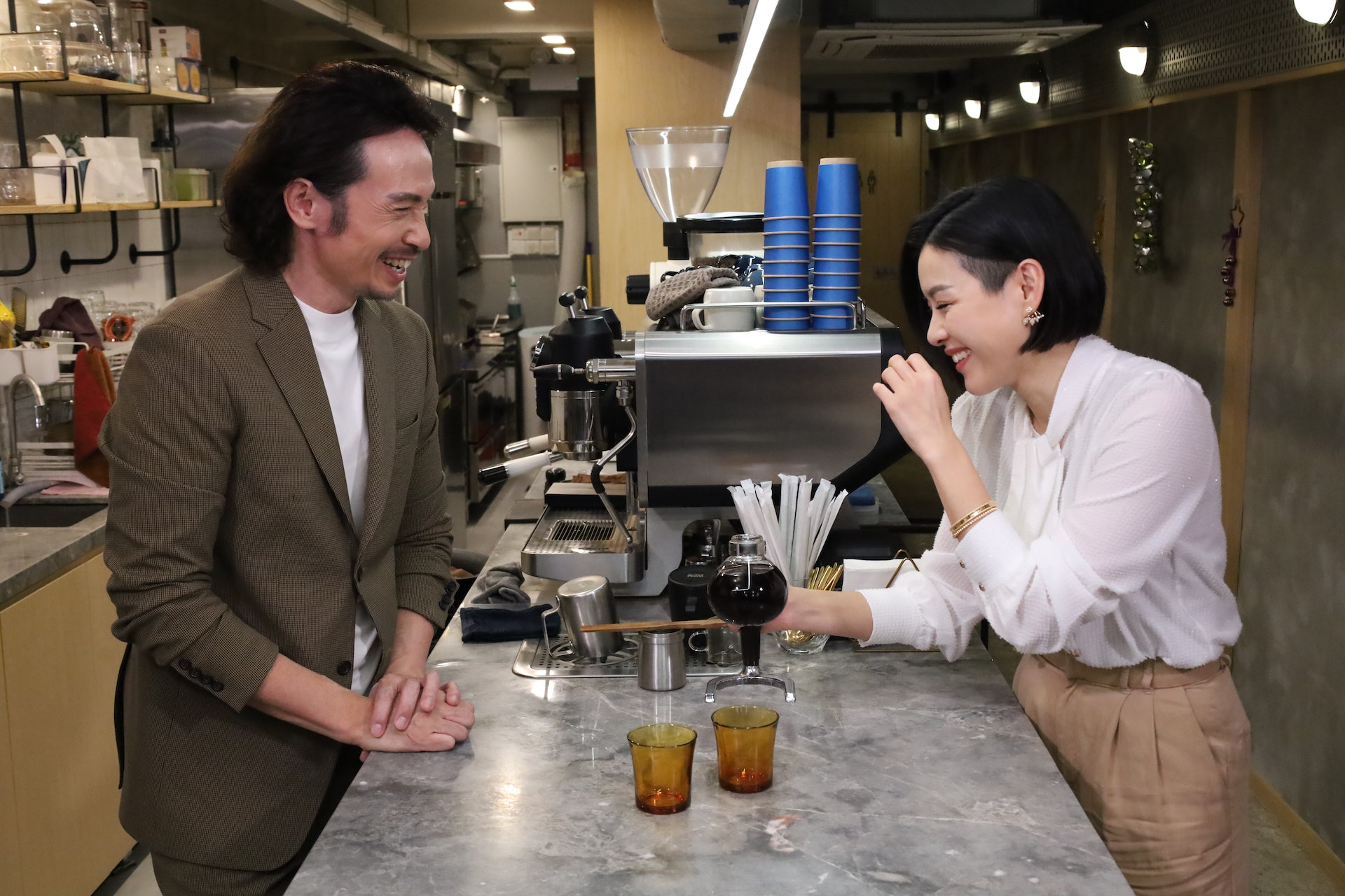 陳豪即場教太太炮製虹吸咖啡。