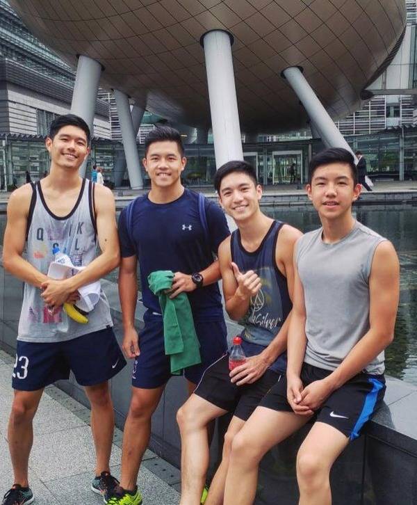 吳偉豪有兩個哥哥和一個細佬，統統都是有高顏值、型英帥和高大威猛。