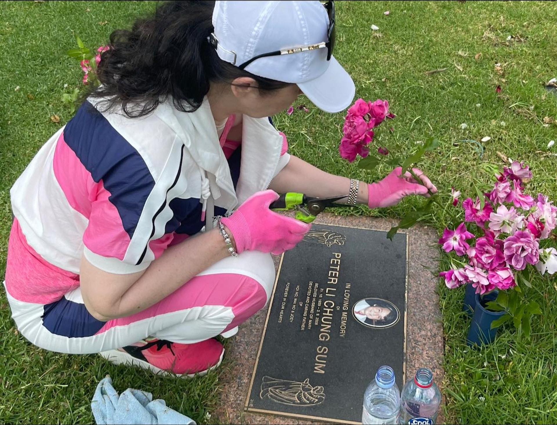 更細心為墓旁的雜草進行修剪，為前夫整理墓碑！