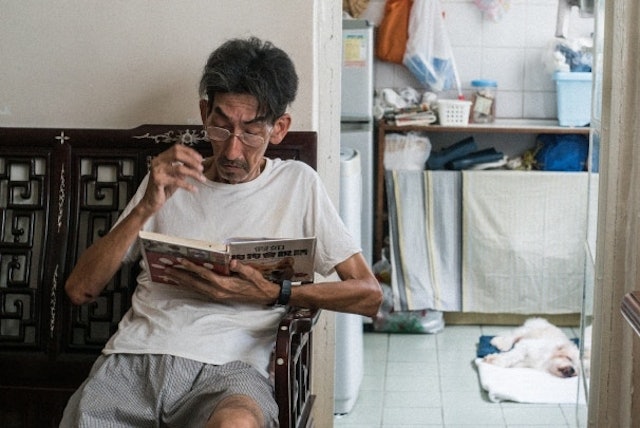 2019年，他首次擔任男主角參演微電影《老人與狗》的拍攝。