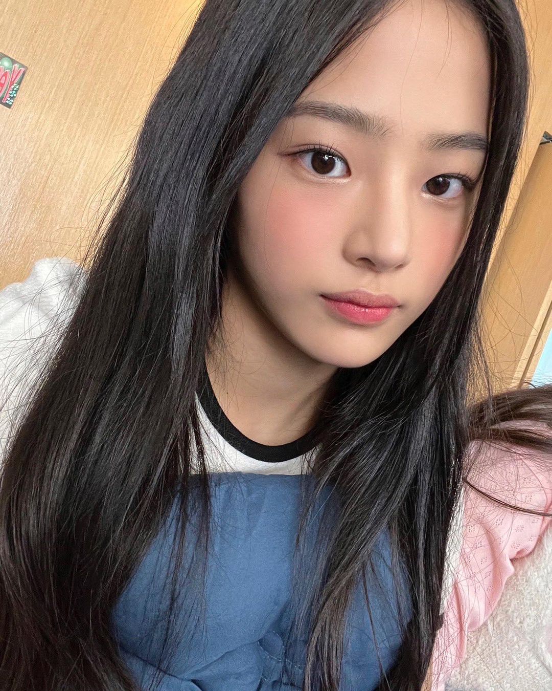 近年流行的眼下腮紅畫法，不僅可縮短中庭比例，還能增加少女的幼態感。