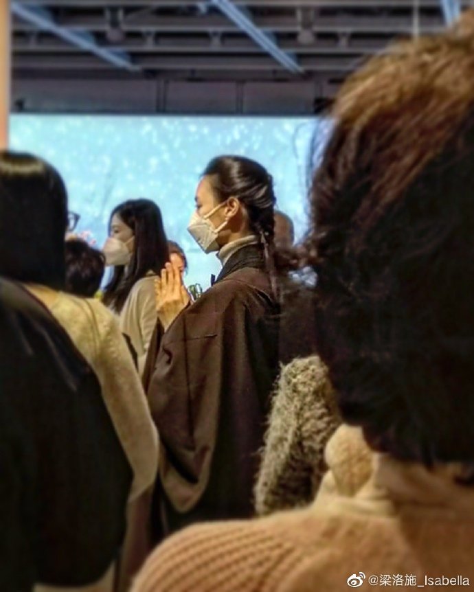 梁洛施在微博分享一輯參加法會講座的照片