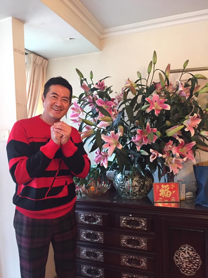 現年62歲的鄧梓峰家族背景顯赫