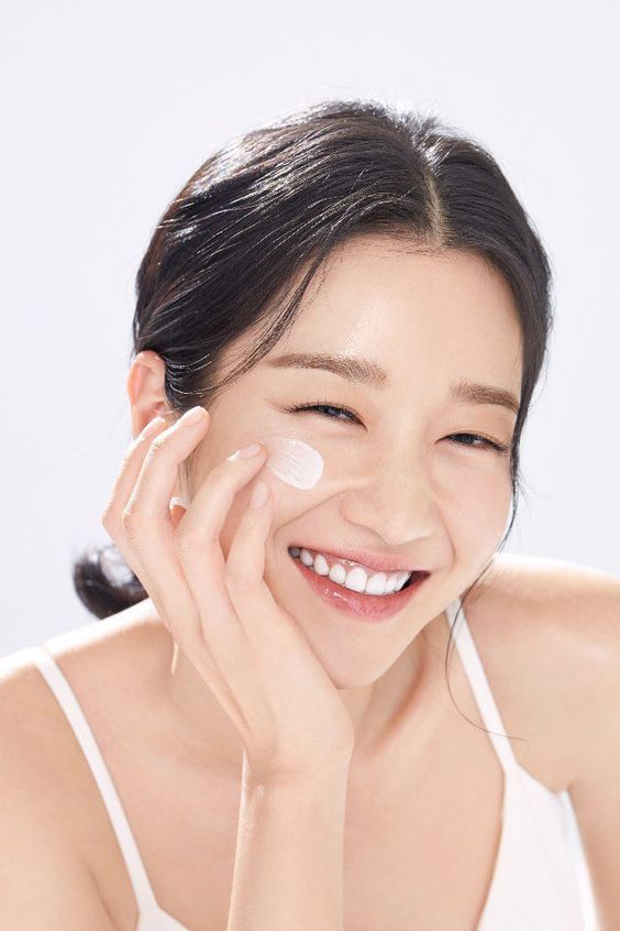 持久底妝STEP 4、塗上妝前底霜