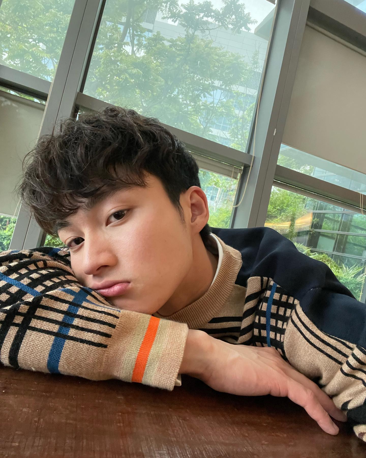 周嘉洛自細對演戲有興趣，為追夢放棄入大學。